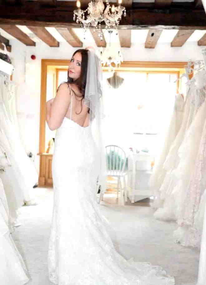 Cinayətkara ərə getmək üçün həbsxanaya gəlinlikdə getdi -  FOTOLAR